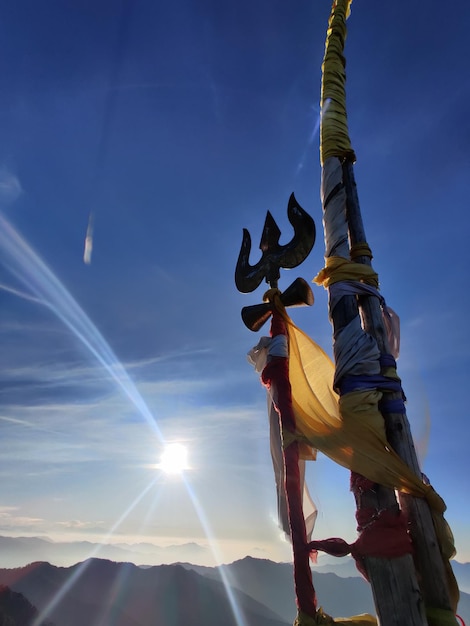 Foto niedrigwinkelansicht von trishul gegen den himmel