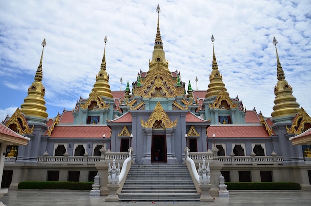 Niedrigwinkelansicht von Wat Tang Sai gegen bewölkten Himmel