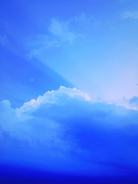 Niedrigwinkelansicht von Wolken am blauen Himmel