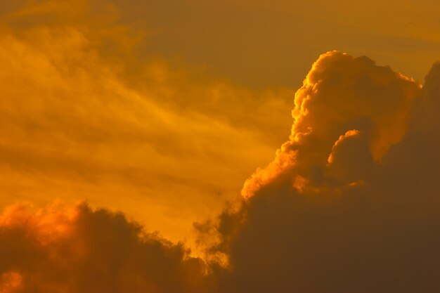 Foto niedrigwinkelansicht von wolken am himmel bei sonnenuntergang