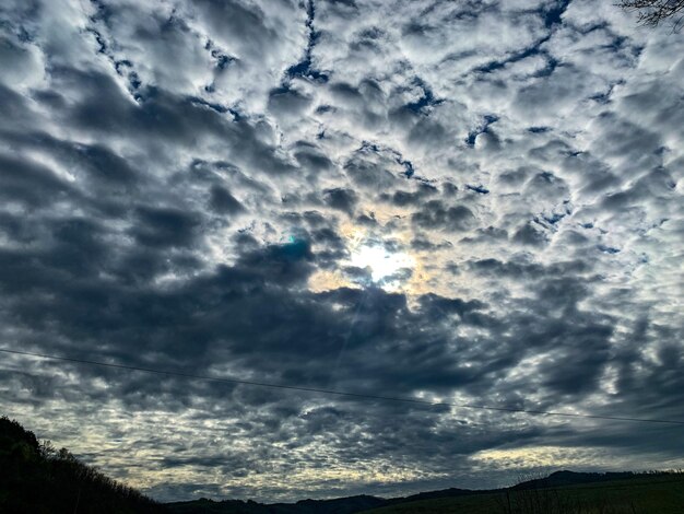 Foto niedrigwinkelansicht von wolken am himmel bei sonnenuntergang