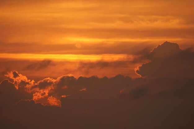 Foto niedrigwinkelansicht von wolken am himmel beim sonnenuntergang