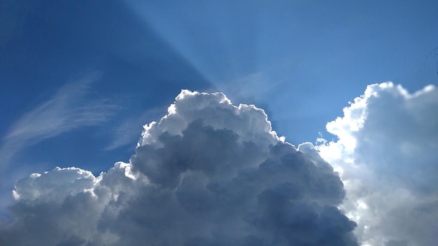 Foto niedrigwinkelansicht von wolken am himmel