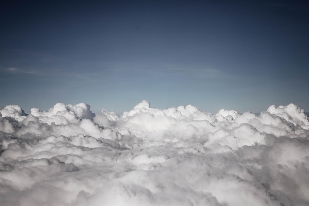 Foto niedrigwinkelansicht von wolken am himmel