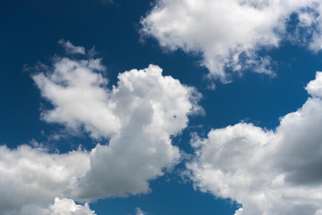 Foto niedrigwinkelansicht von wolken am himmel