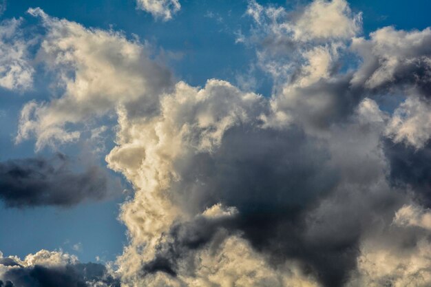 Foto niedrigwinkelansicht von wolken am himmel