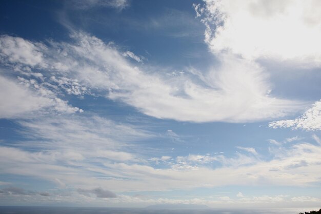 Foto niedrigwinkelansicht von wolken am himmel