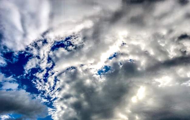 Foto niedrigwinkelansicht von wolken am himmel