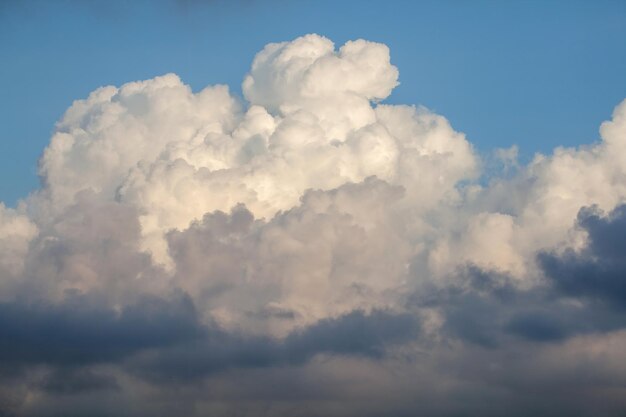 Foto niedrigwinkelansicht von wolken am himmel