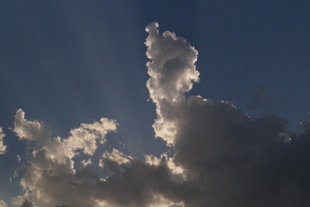 Foto niedrigwinkelansicht von wolken am himmel