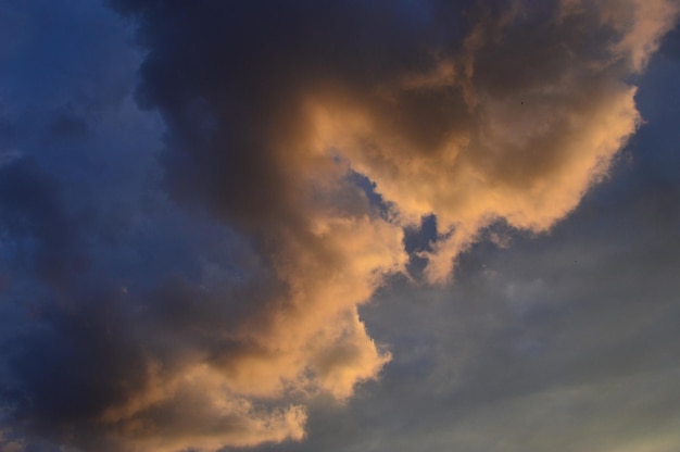Niedrigwinkelansicht von Wolken am Himmel