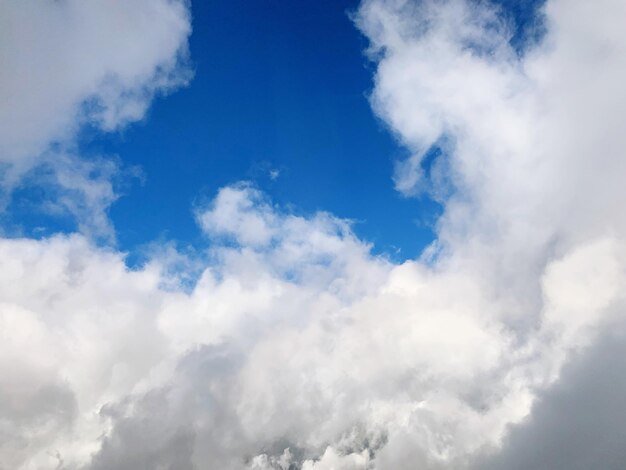 Foto niedrigwinkelansicht von wolken am himmel