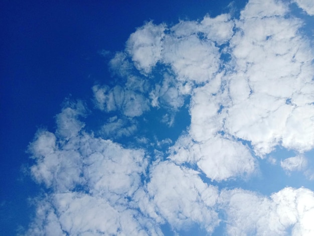 Foto niedrigwinkelansicht von wolken am himmel