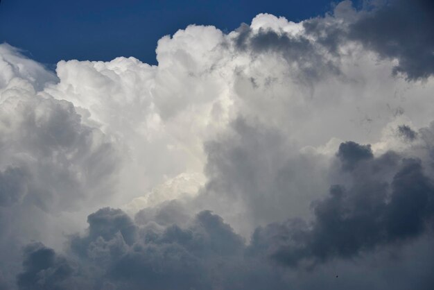 Foto niedrigwinkelansicht von wolken am himmel.