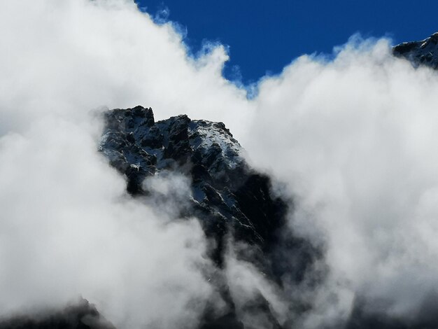 Foto niedrigwinkelansicht von wolken über dem berg gegen den himmel