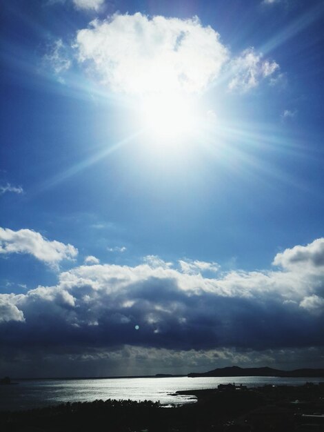 Foto niedrigwinkelansicht von wolken über dem meer