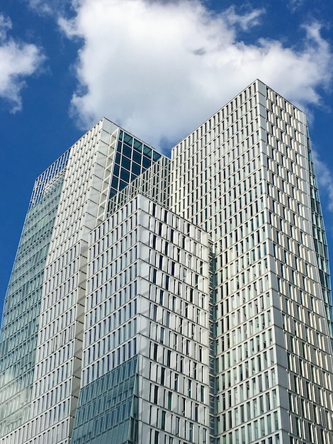 Foto niedrigwinkelansicht von wolkenkratzern gegen den himmel