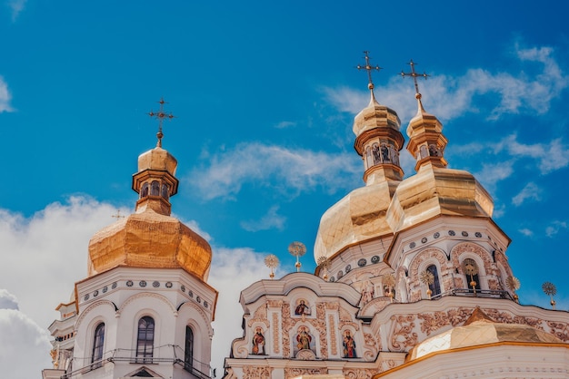 Niedrigwinkelaufnahme des Klosters Kiew Pechersk Lavra am sonnigen Nachmittag