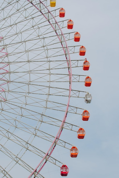 Niedrigwinkelaufnahme des Riesenrads gegen den Himmel