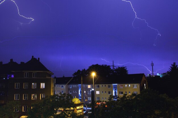 Foto niedrigwinklige sicht auf beleuchtete gebäude bei nacht