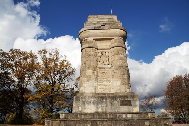 Foto niedrigwinklige sicht auf das denkmal gegen den himmel