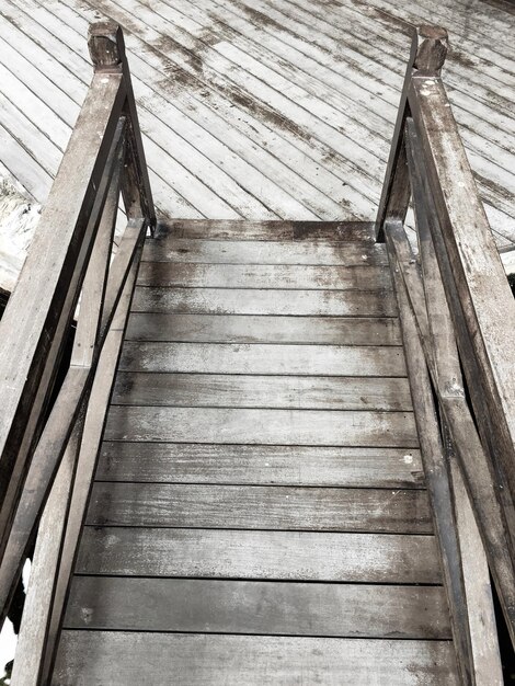 Foto niedrigwinklige sicht auf eine holztreppe