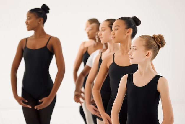 Niemand kümmert sich darum, wenn Sie nicht gut tanzen können Aufnahme einer Gruppe von Balletttänzern, die in einem Tanzstudio eine Routine üben