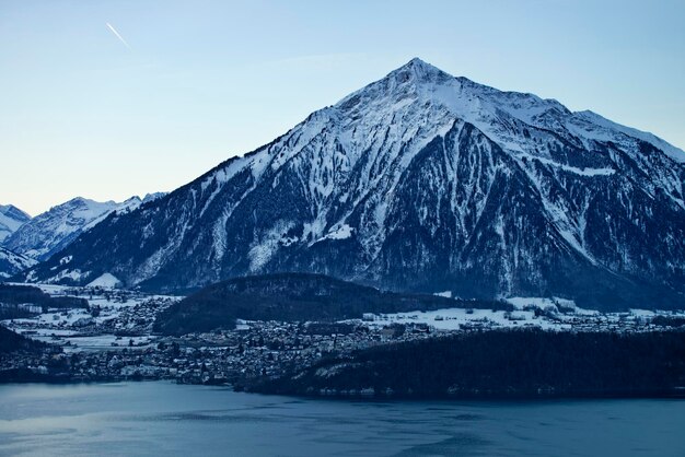 Niesen Swiss Alpine Berg- und Seeblick in der Nähe des Thunersees im Winter