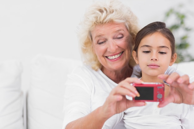 Foto nieta y abuela tomando fotos