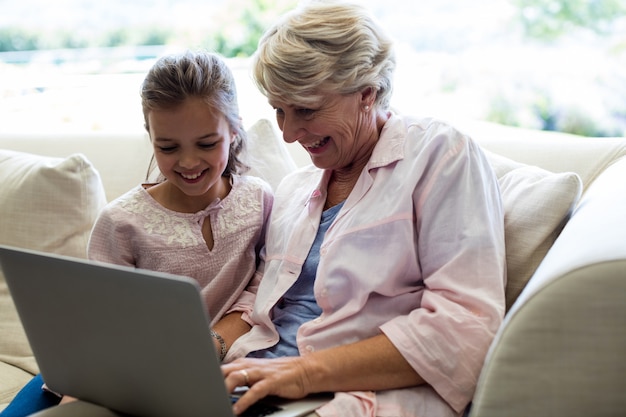 Nieta y abuela usando laptop