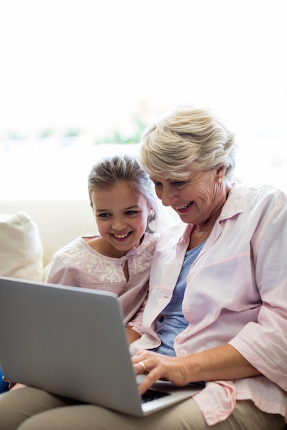 Nieta y abuela usando laptop