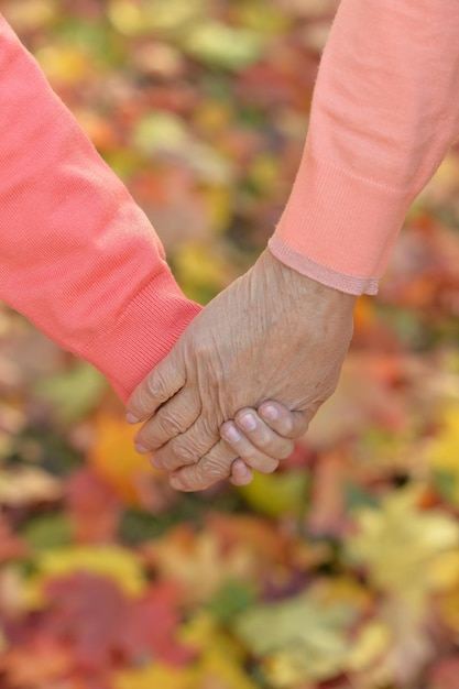 Nieta y abuelo cogidos de la mano