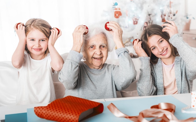 Nietas sosteniendo bolas como ojos con la abuela