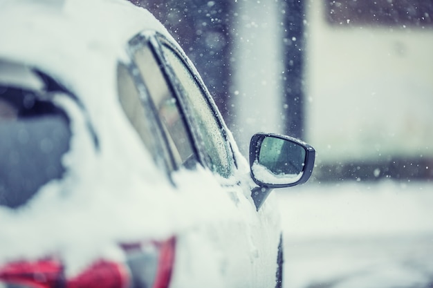 Nieve alrededor del coche en la carretera. Temporada de invierno para conductores.