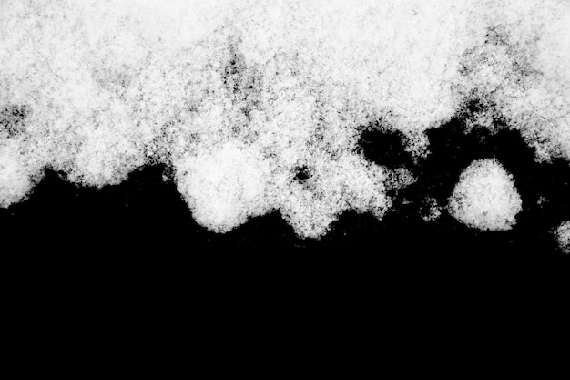 Nieve blanca aislada sobre fondo negro. Elementos de invierno para el diseño. Foto de alta calidad