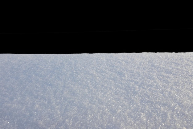 nieve blanca en el fondo de la luz del día aislar sobre fondo negro