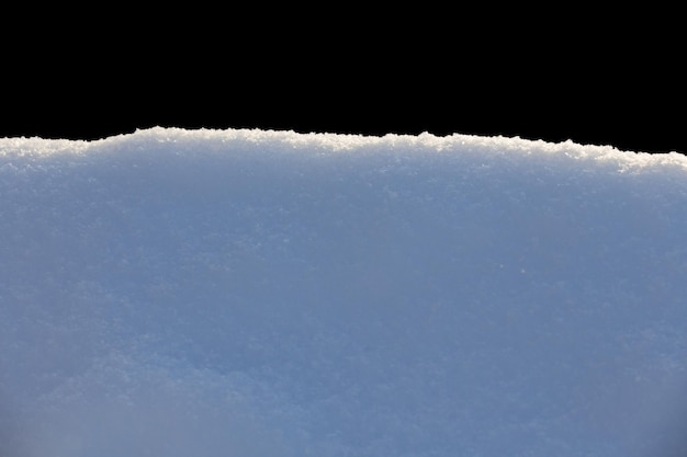 nieve blanca en el fondo de la luz del día aislar sobre fondo negro