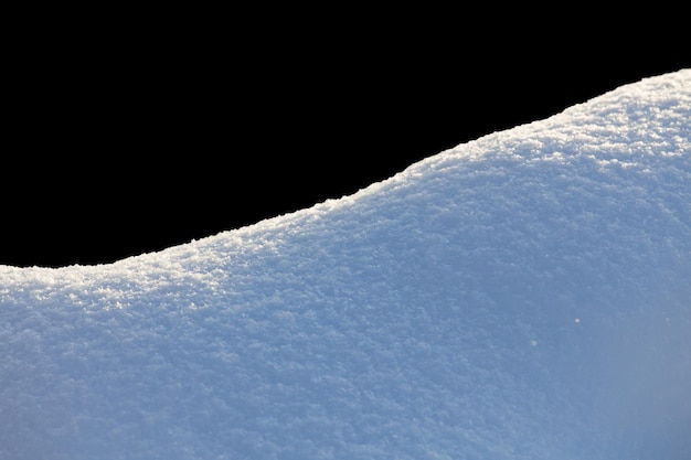 nieve blanca en el fondo de la luz del día aislar sobre fondo negro