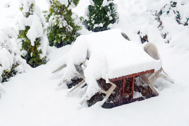 Nieve blanca fresca que cae en la temporada de invierno en Kawaguchiko, Japón