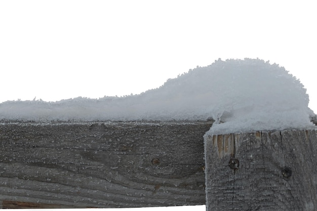 nieve blanca a la luz del día, fondo, aislar sobre fondo negro