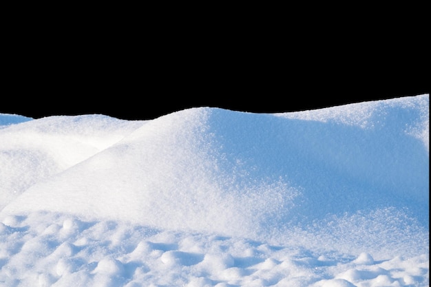 nieve blanca a la luz del día, fondo, aislar sobre fondo negro