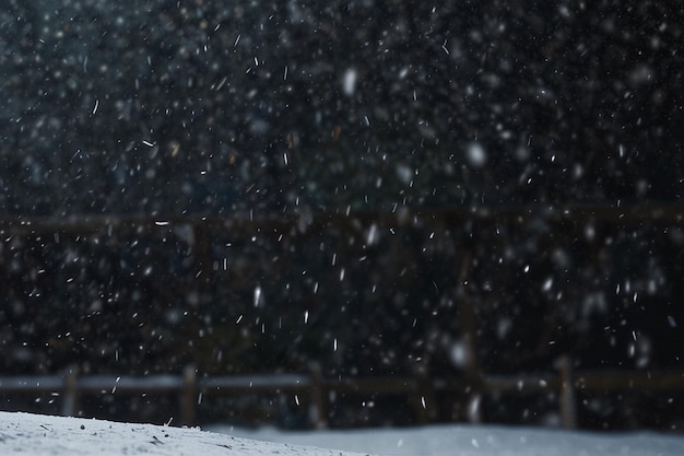 La nieve cae de manera realista con copos de nieve blancos