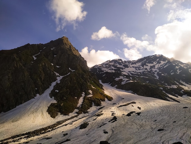 Nieve y cielo azul claro en las montañas del Himalaya