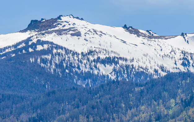 La nieve se derrite en los picos de las montañas, día soleado de primavera