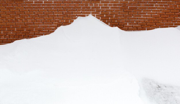 La nieve se desliza sobre una pared.