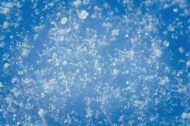 Nieve en un día soleado Fondo abstracto de nieve brillante Fondo de textura de nieve azul