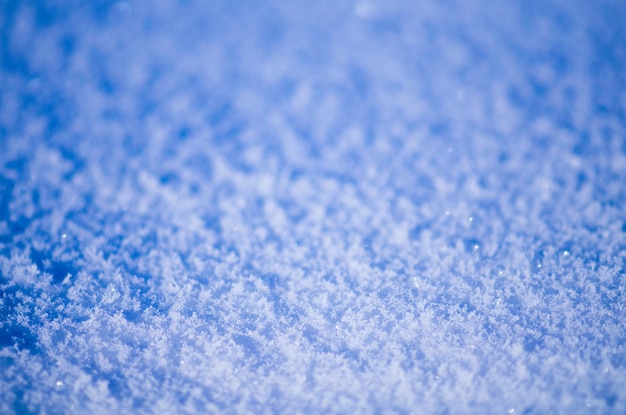 Nieve en un día soleado Fondo abstracto de nieve brillante Fondo de textura de nieve azul