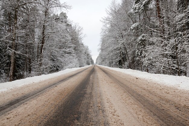 Foto nieve fotografiada en la temporada de invierno, que apareció después de una nevada. de cerca,