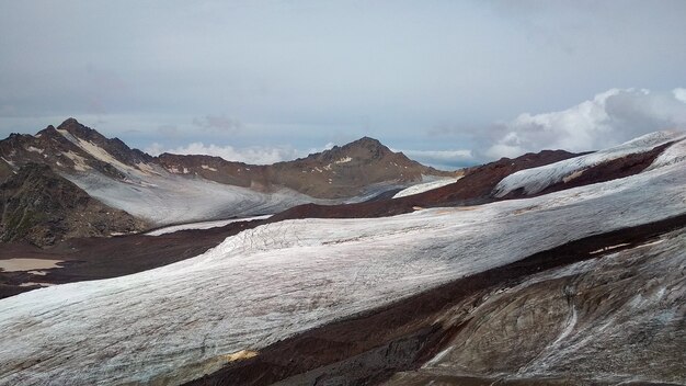 la nieve gris se encuentra en las montañas