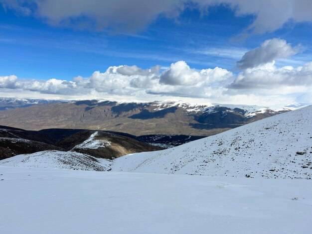 La nieve de invierno cubría las cumbres de las montañas El paisaje de invierno de las montañas